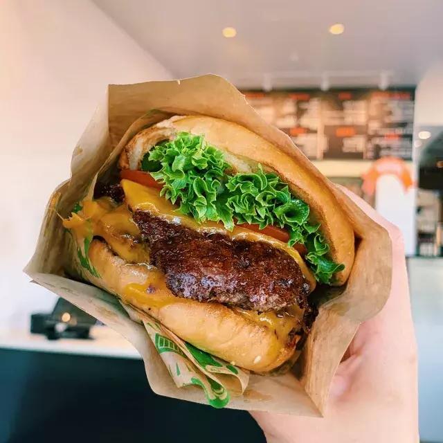 Una hamburguesa doble con queso del súper tonto de San Francisco.